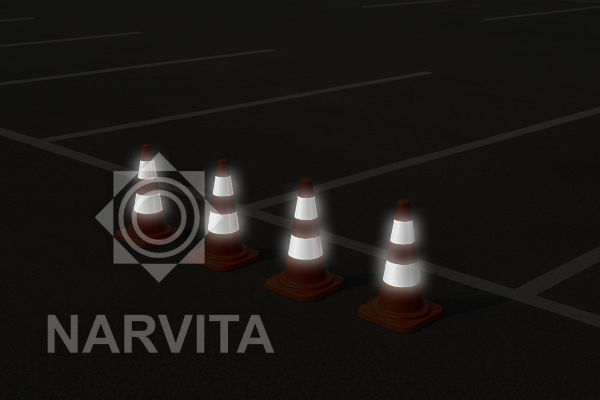Signaliniai kūgiai parkinge tamsoje
